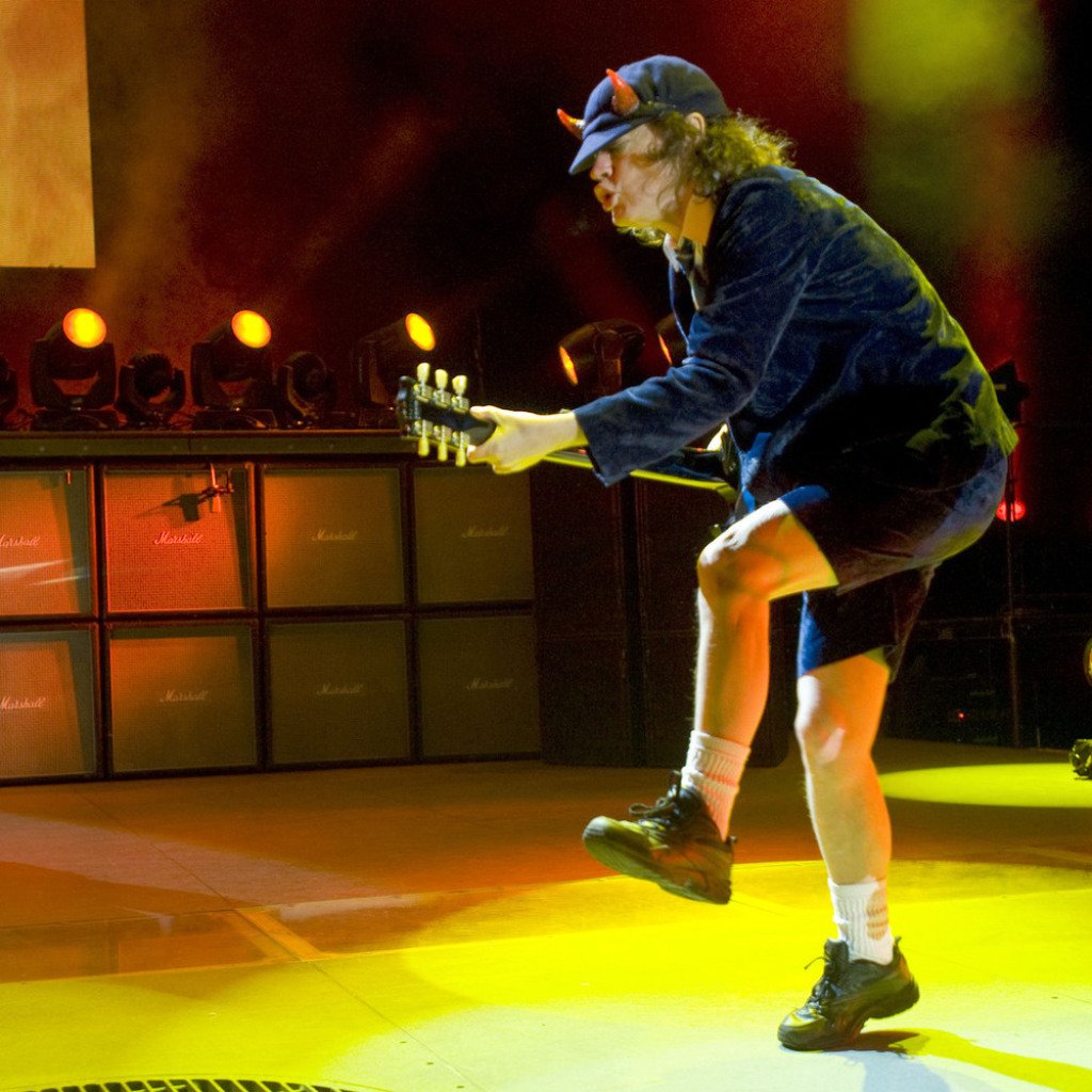 angus-young_8586042-original-lightbox.jpg